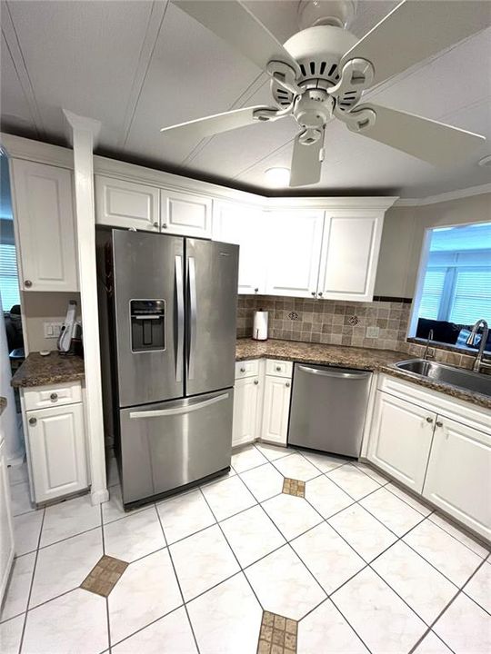 На продажу: $154,900 (2 спален, 2 ванн, 1375 Квадратных фут)