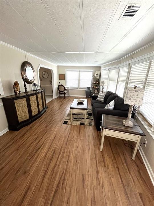 На продажу: $154,900 (2 спален, 2 ванн, 1375 Квадратных фут)