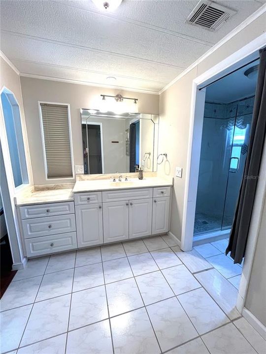 На продажу: $154,900 (2 спален, 2 ванн, 1375 Квадратных фут)