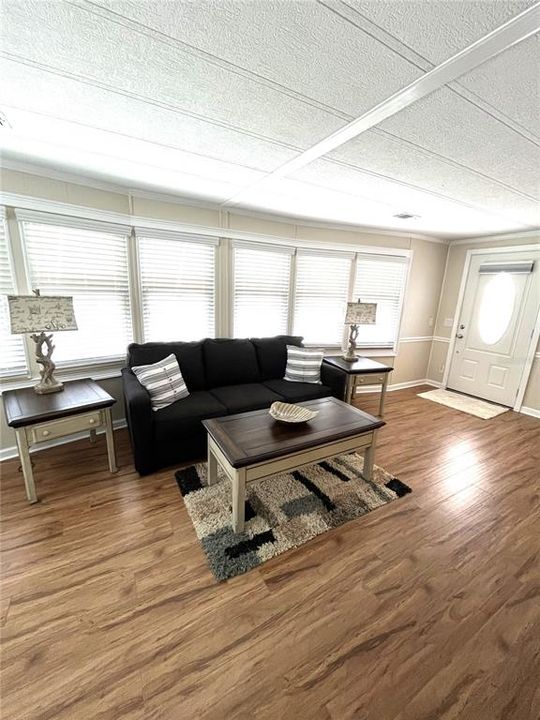 На продажу: $154,900 (2 спален, 2 ванн, 1375 Квадратных фут)