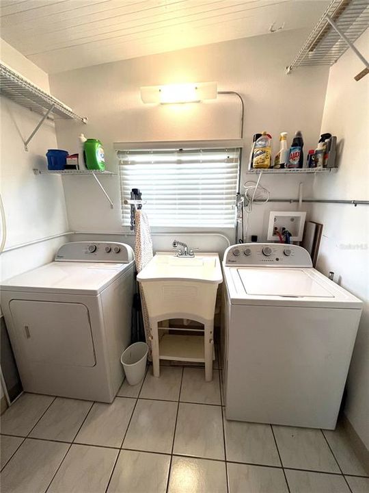 На продажу: $154,900 (2 спален, 2 ванн, 1375 Квадратных фут)