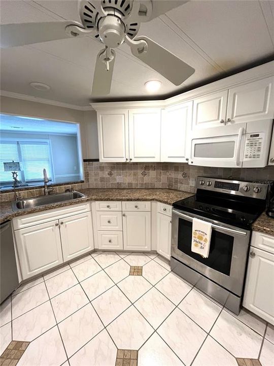 На продажу: $154,900 (2 спален, 2 ванн, 1375 Квадратных фут)