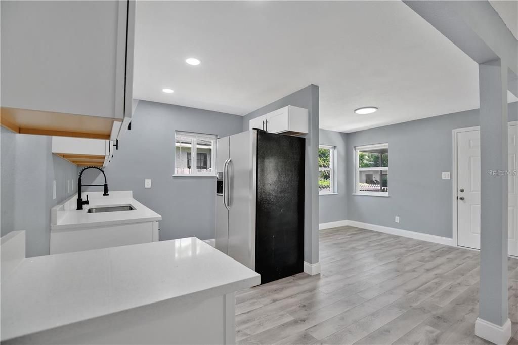 Active With Contract: $189,999 (2 beds, 2 baths, 960 Square Feet)