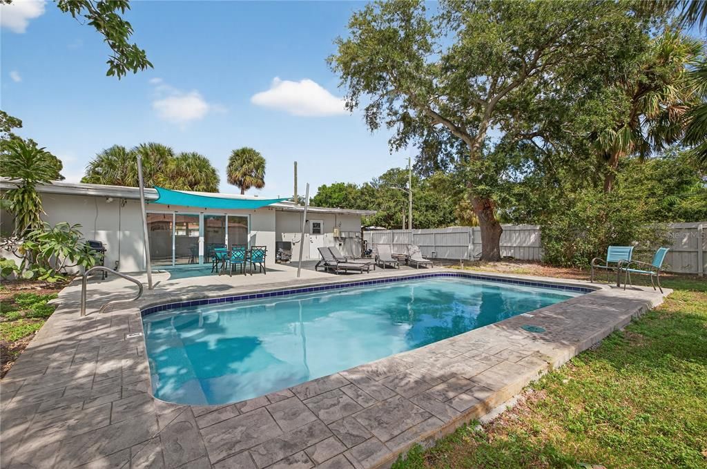 合同活跃: $639,900 (3 贝兹, 2 浴室, 1781 平方英尺)