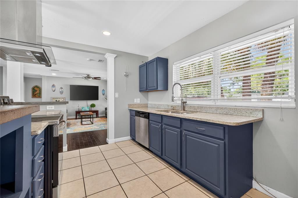 合同活跃: $639,900 (3 贝兹, 2 浴室, 1781 平方英尺)