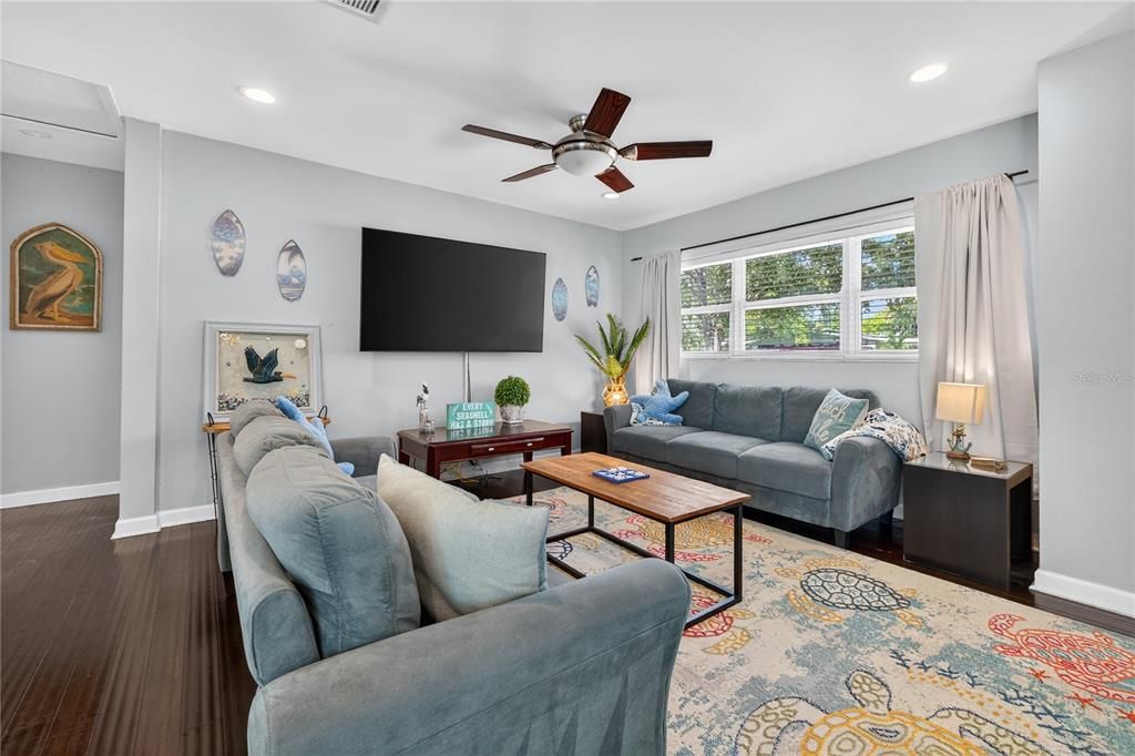 合同活跃: $639,900 (3 贝兹, 2 浴室, 1781 平方英尺)