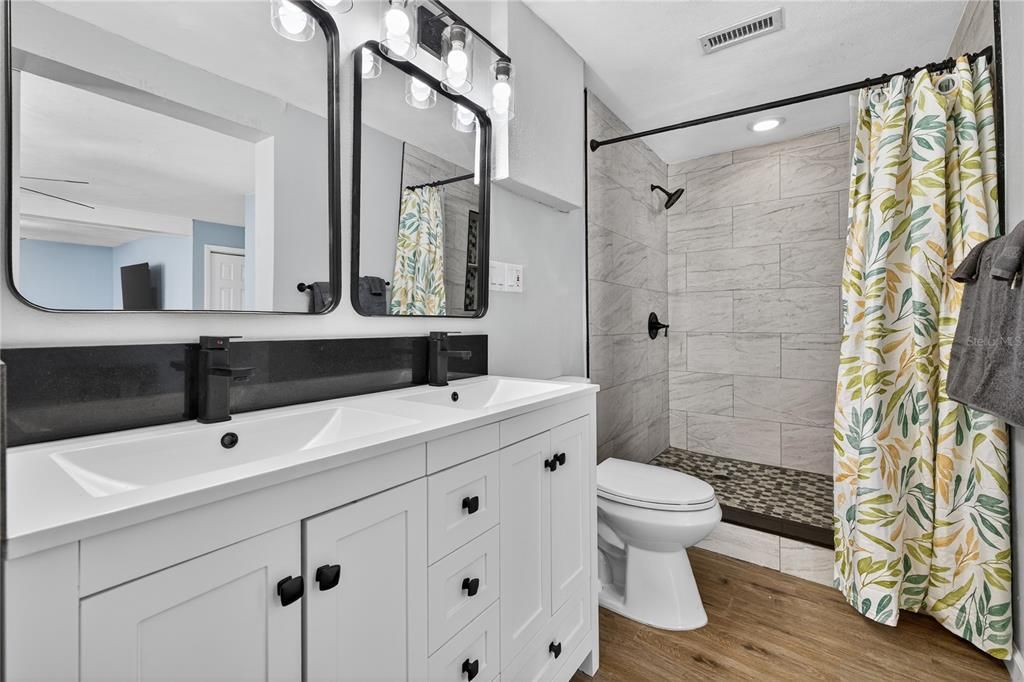 合同活跃: $639,900 (3 贝兹, 2 浴室, 1781 平方英尺)