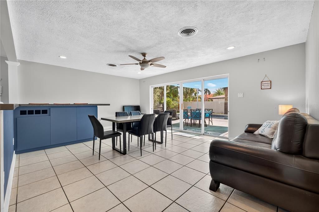 合同活跃: $639,900 (3 贝兹, 2 浴室, 1781 平方英尺)