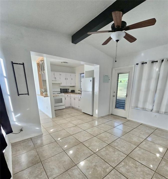 待售: $199,900 (2 贝兹, 1 浴室, 740 平方英尺)