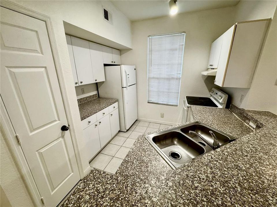 Activo con contrato: $1,350 (1 camas, 1 baños, 794 Pies cuadrados)