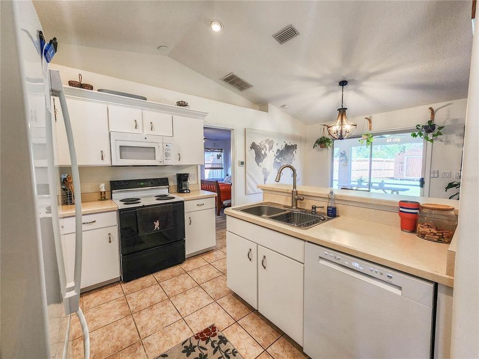 Active With Contract: $310,000 (3 beds, 2 baths, 1348 Square Feet)