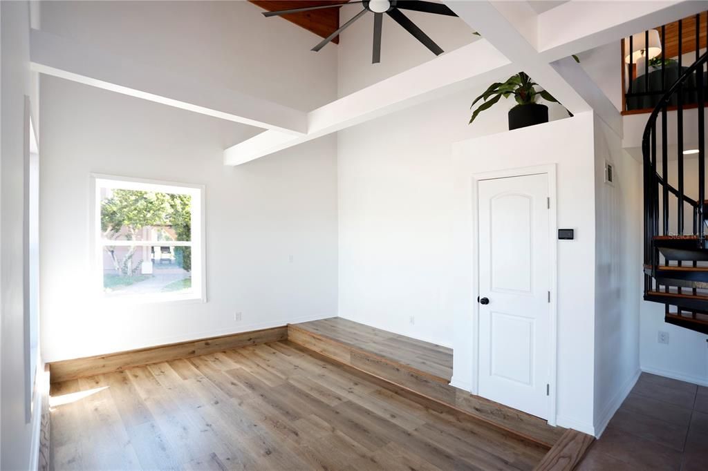 На продажу: $2,400,000 (2 спален, 2 ванн, 2212 Квадратных фут)