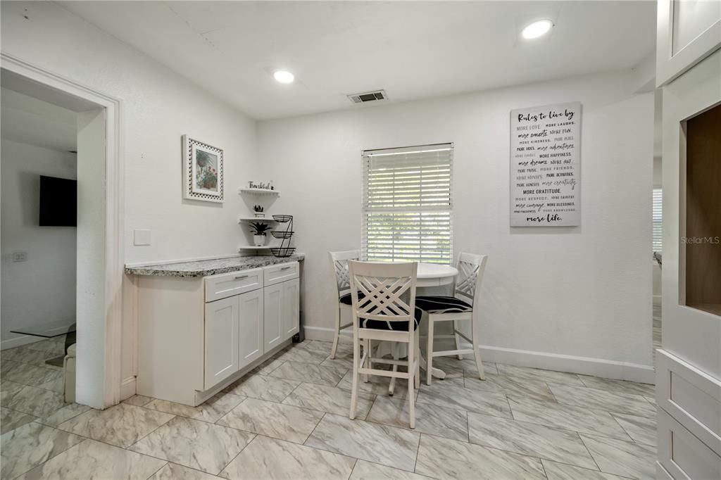 На продажу: $324,900 (2 спален, 1 ванн, 1180 Квадратных фут)