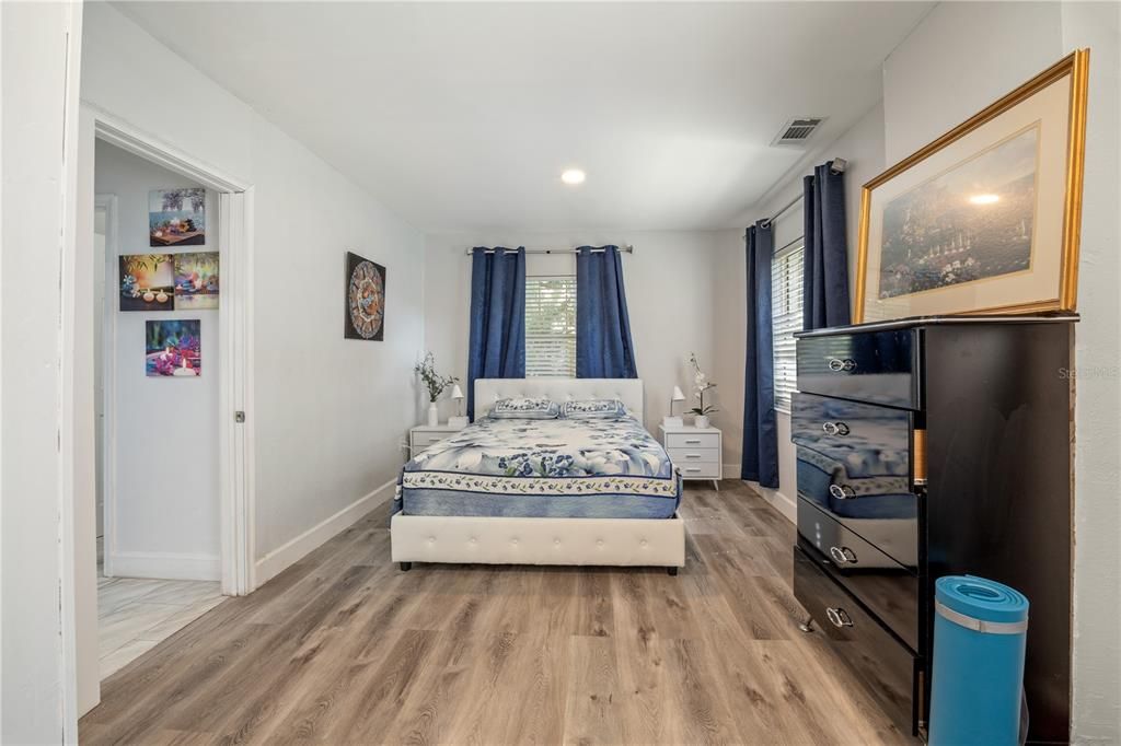 На продажу: $324,900 (2 спален, 1 ванн, 1180 Квадратных фут)