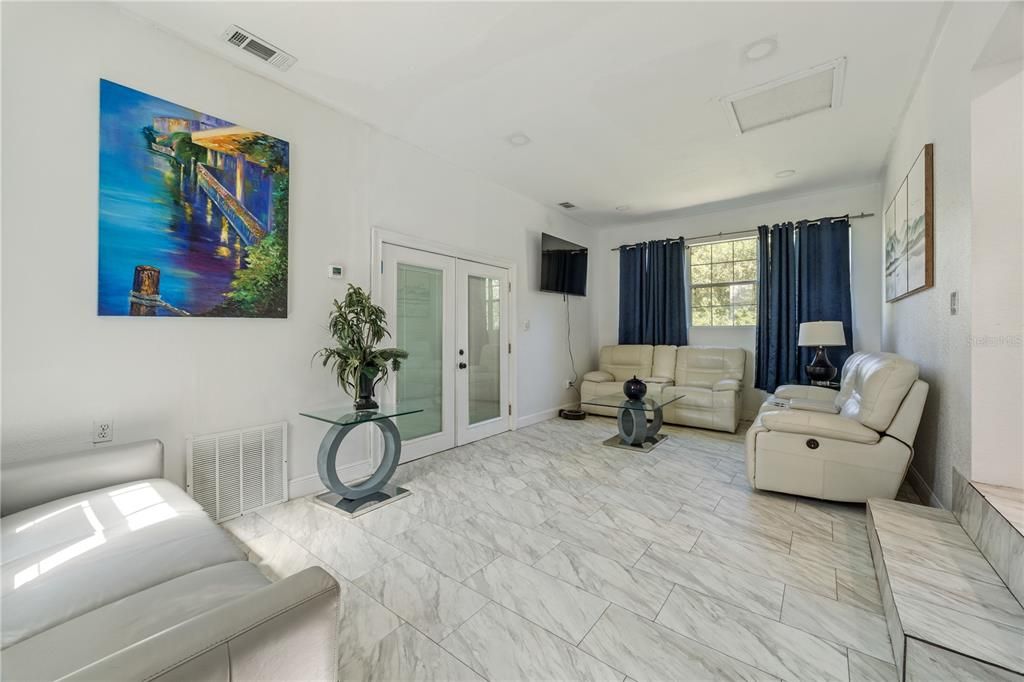 На продажу: $324,900 (2 спален, 1 ванн, 1180 Квадратных фут)