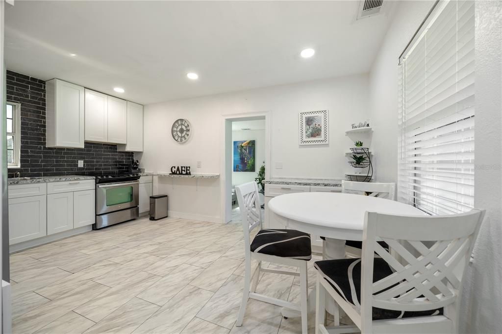 На продажу: $324,900 (2 спален, 1 ванн, 1180 Квадратных фут)