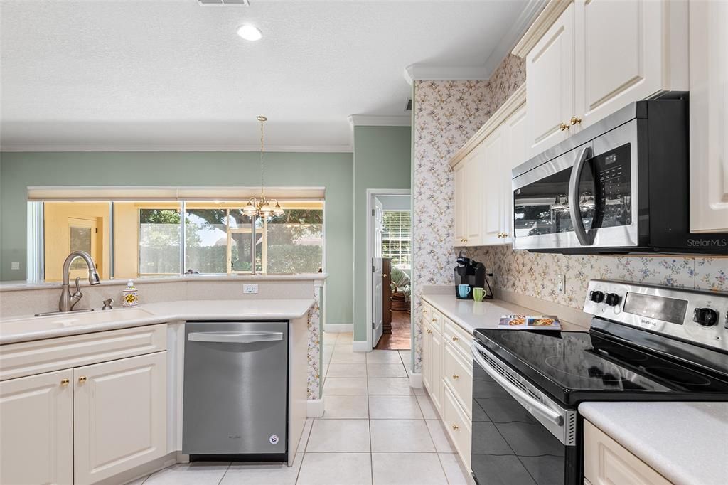 For Sale: $400,000 (4 beds, 2 baths, 2142 Square Feet)