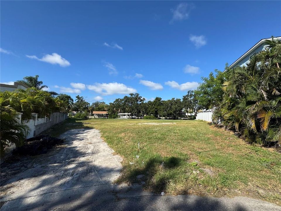 На продажу: $535,000 (0.28 acres)