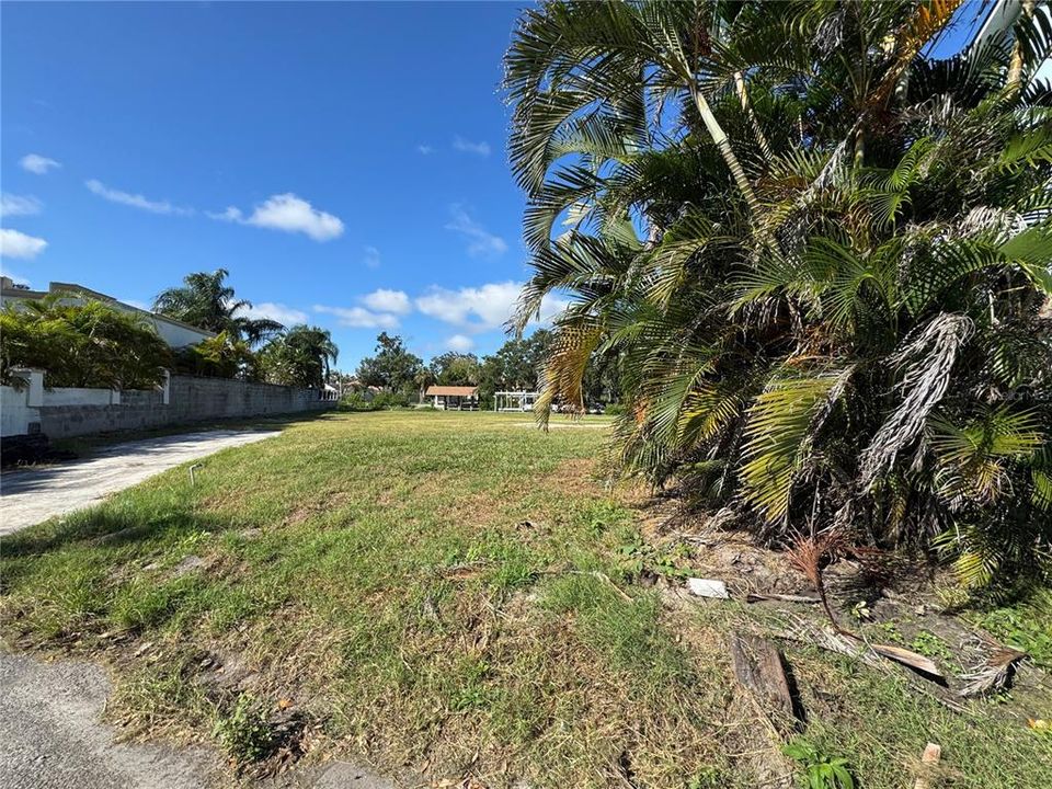 На продажу: $535,000 (0.28 acres)