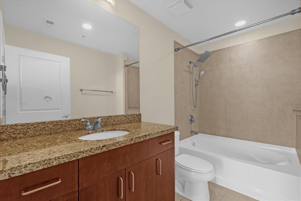 For Sale: $159,900 (1 beds, 1 baths, 772 Square Feet)