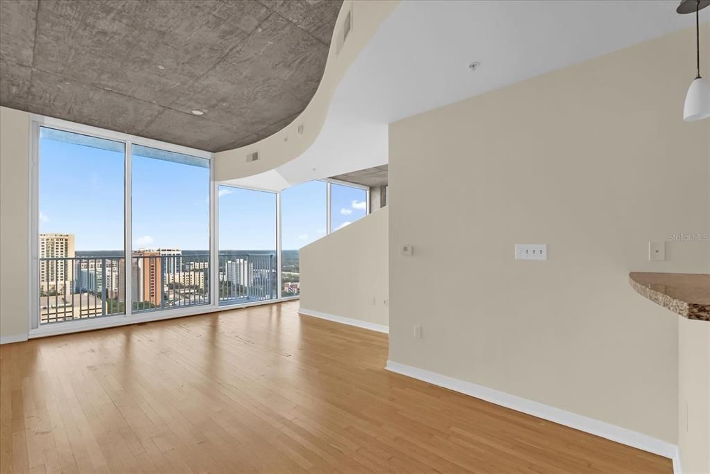 For Sale: $159,900 (1 beds, 1 baths, 772 Square Feet)