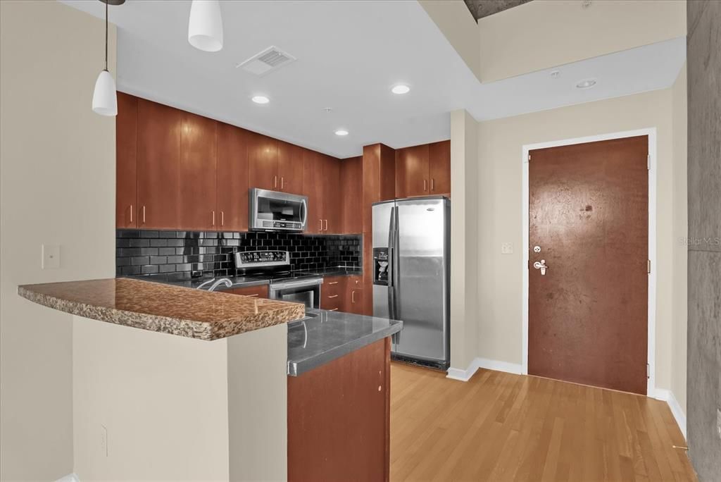 For Sale: $159,900 (1 beds, 1 baths, 772 Square Feet)