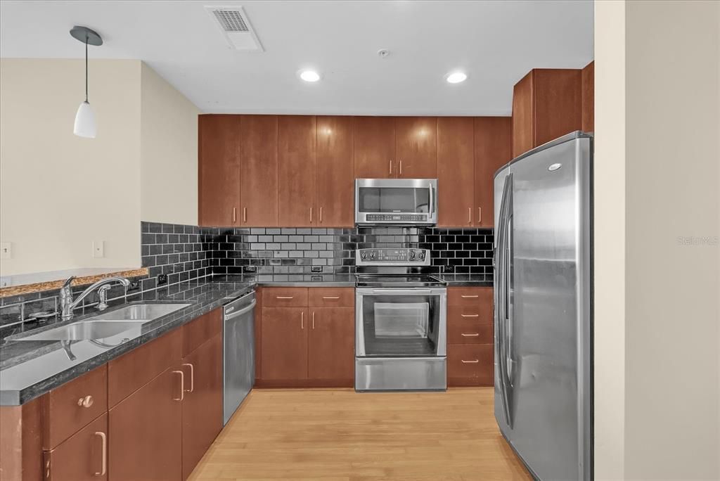 For Sale: $159,900 (1 beds, 1 baths, 772 Square Feet)