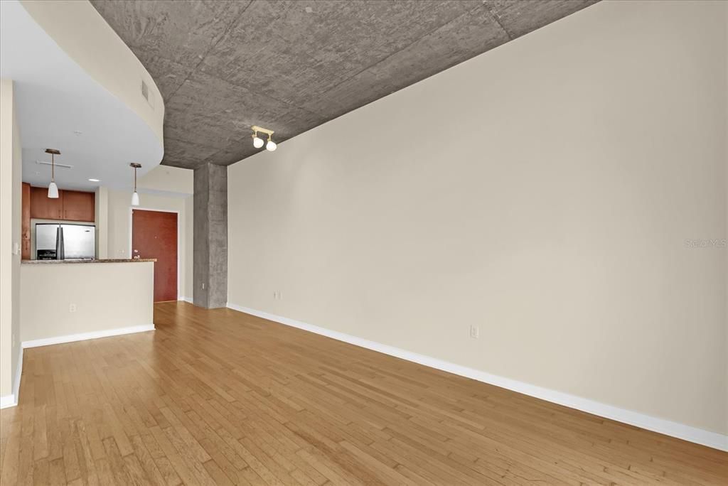 For Sale: $159,900 (1 beds, 1 baths, 772 Square Feet)