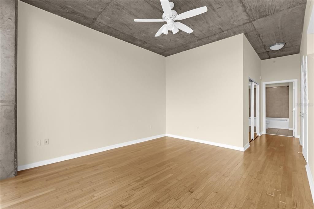 For Sale: $159,900 (1 beds, 1 baths, 772 Square Feet)