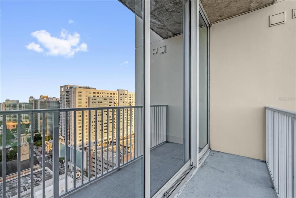 For Sale: $159,900 (1 beds, 1 baths, 772 Square Feet)