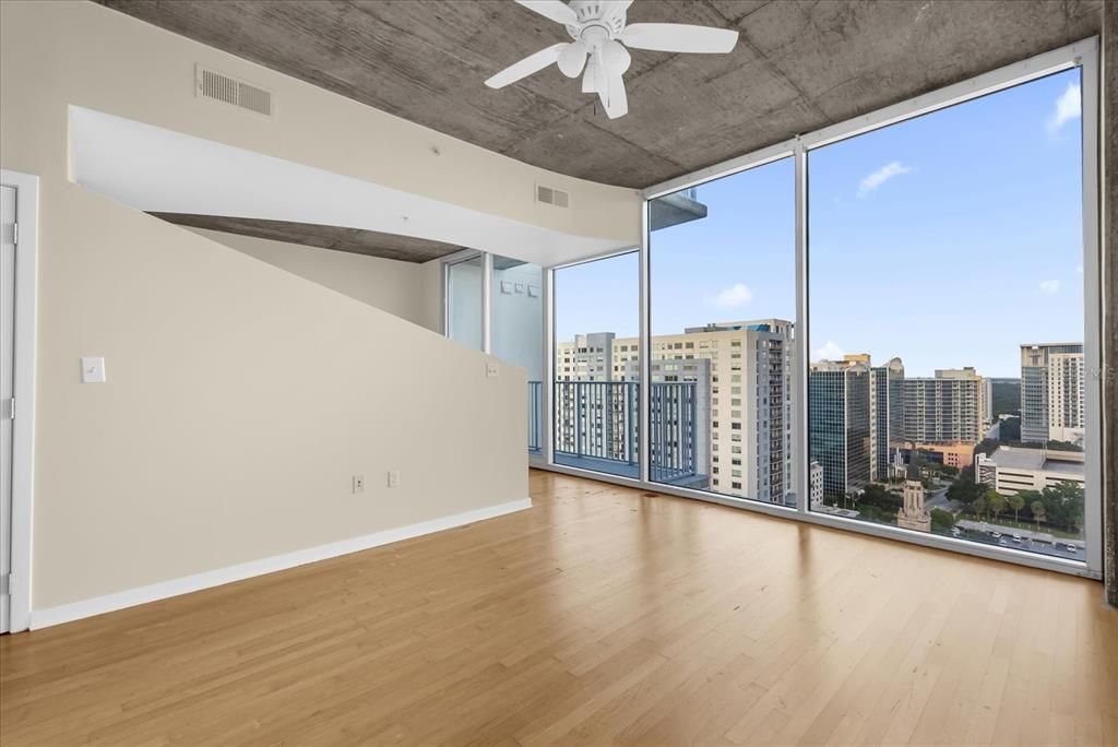 For Sale: $159,900 (1 beds, 1 baths, 772 Square Feet)