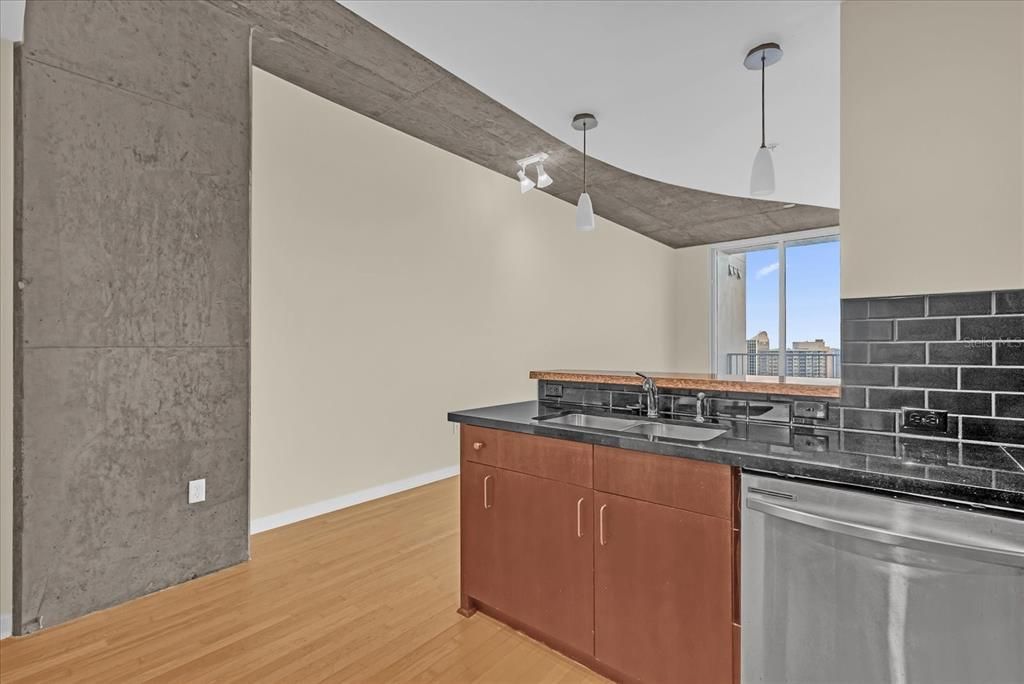 For Sale: $159,900 (1 beds, 1 baths, 772 Square Feet)