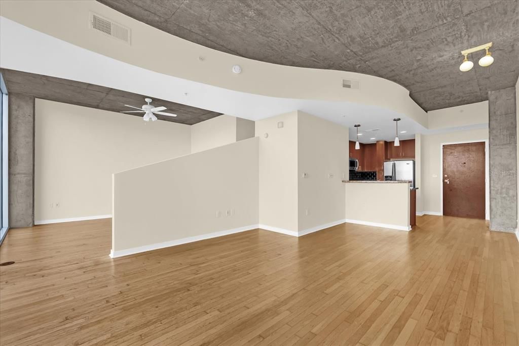 For Sale: $159,900 (1 beds, 1 baths, 772 Square Feet)