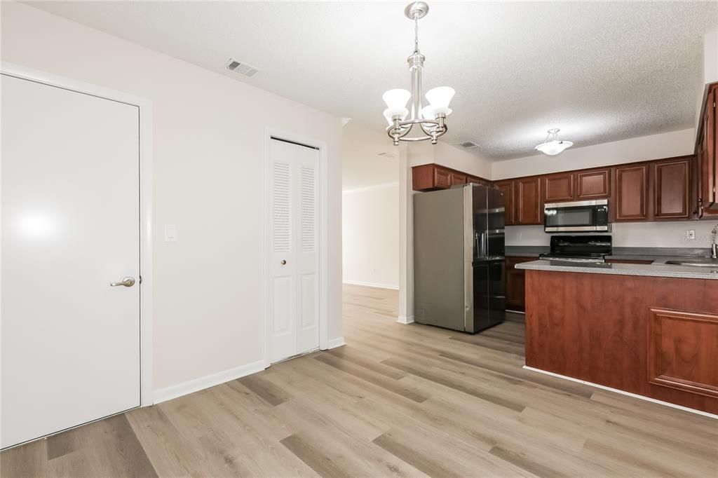 For Sale: $349,900 (3 beds, 2 baths, 1404 Square Feet)