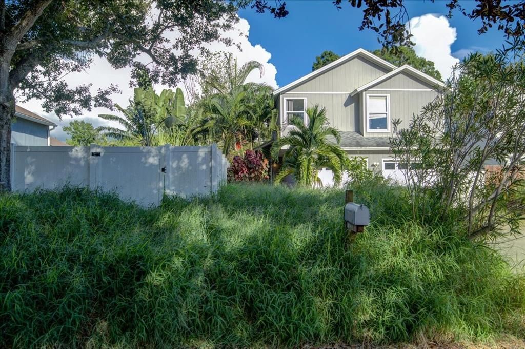 Active With Contract: $295,000 (3 beds, 2 baths, 1552 Square Feet)