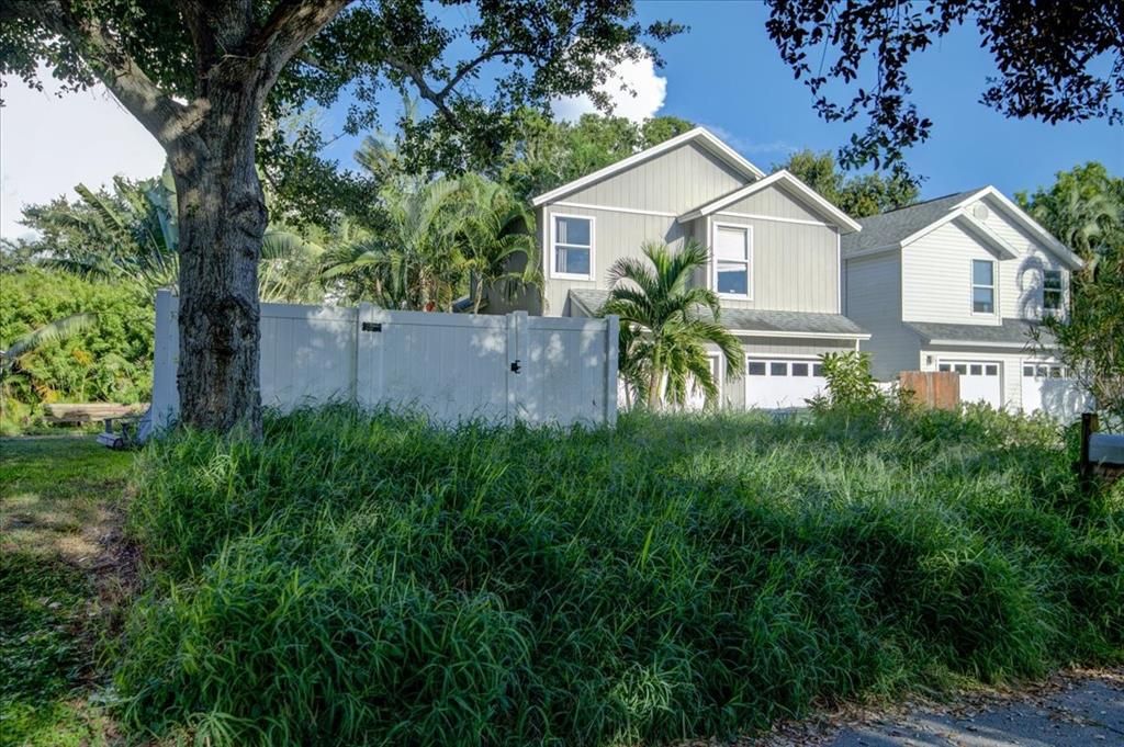 Active With Contract: $295,000 (3 beds, 2 baths, 1552 Square Feet)