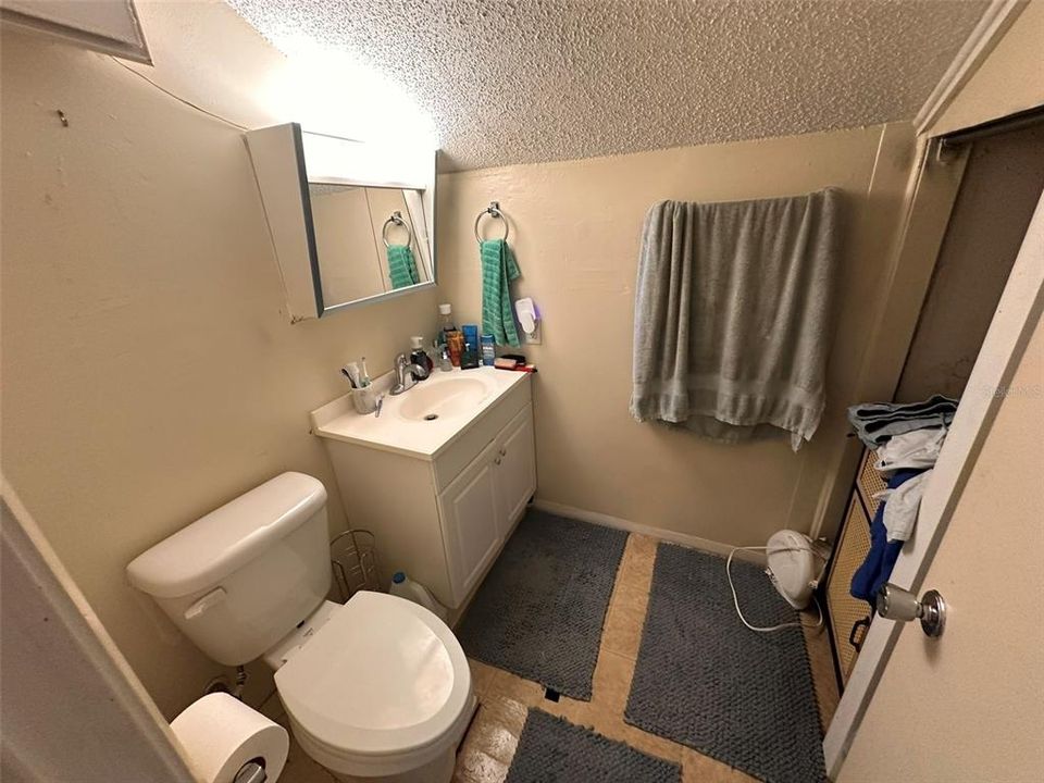 出租: $900 (0 贝兹, 1 浴室, 570 平方英尺)