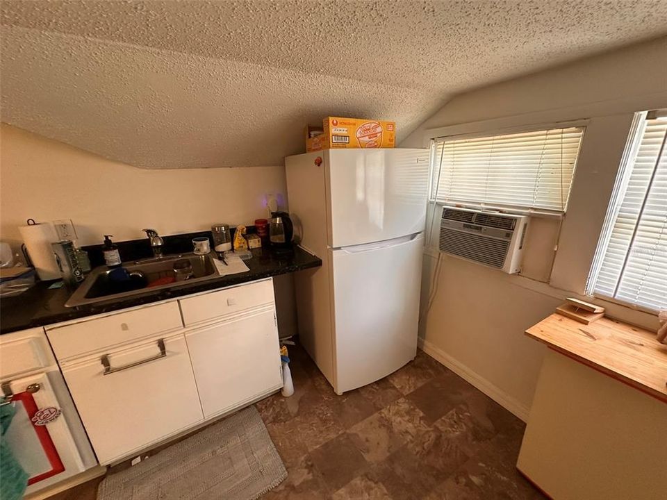 出租: $900 (0 贝兹, 1 浴室, 570 平方英尺)