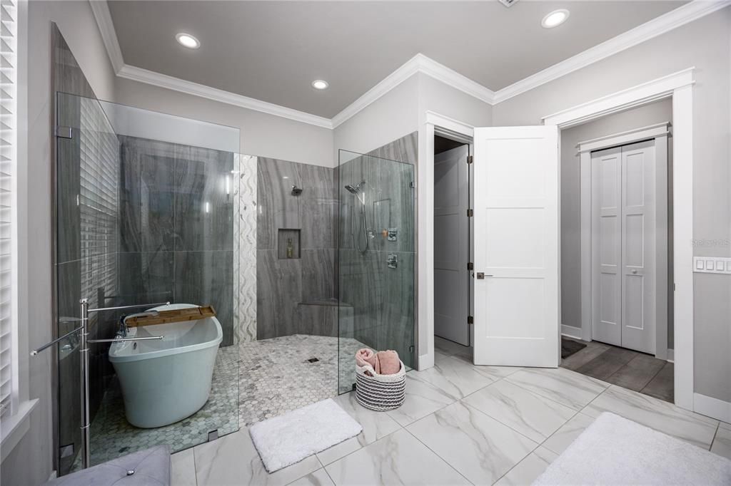 En Venta: $1,599,000 (4 camas, 4 baños, 3868 Pies cuadrados)