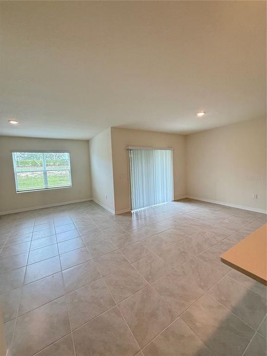 For Rent: $2,100 (4 beds, 2 baths, 1828 Square Feet)