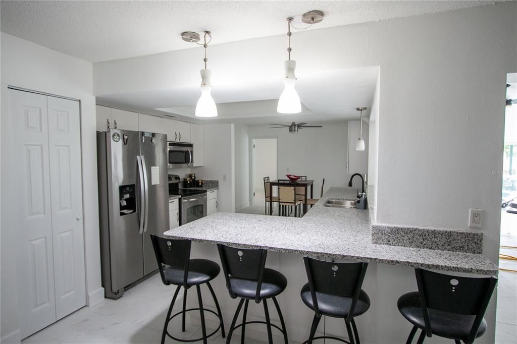 Под контрактом: $560,000 (4 спален, 2 ванн, 2303 Квадратных фут)