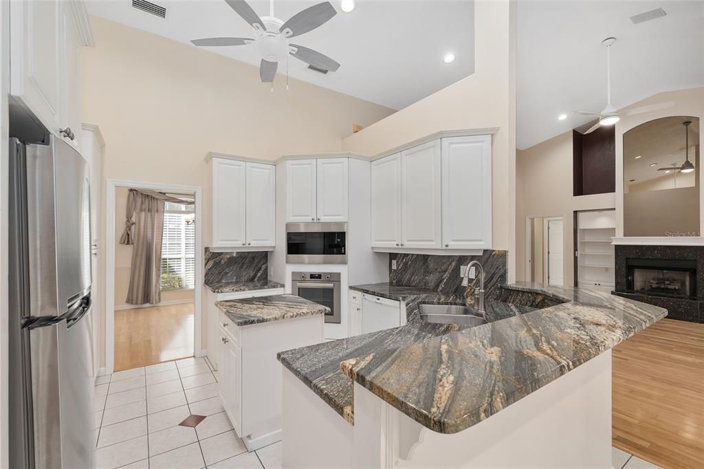 Под контрактом: $585,000 (4 спален, 3 ванн, 2497 Квадратных фут)