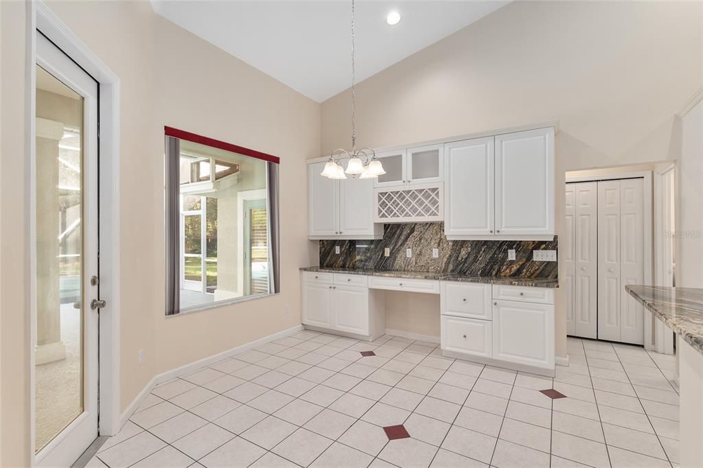 Под контрактом: $585,000 (4 спален, 3 ванн, 2497 Квадратных фут)