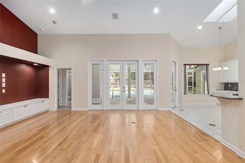 Под контрактом: $585,000 (4 спален, 3 ванн, 2497 Квадратных фут)