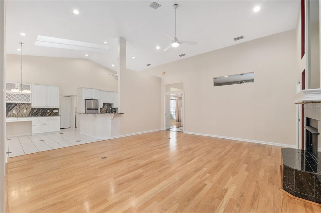 Под контрактом: $585,000 (4 спален, 3 ванн, 2497 Квадратных фут)