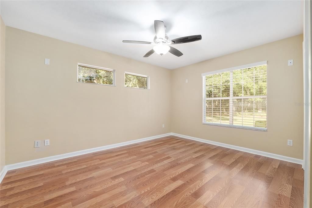 Под контрактом: $585,000 (4 спален, 3 ванн, 2497 Квадратных фут)