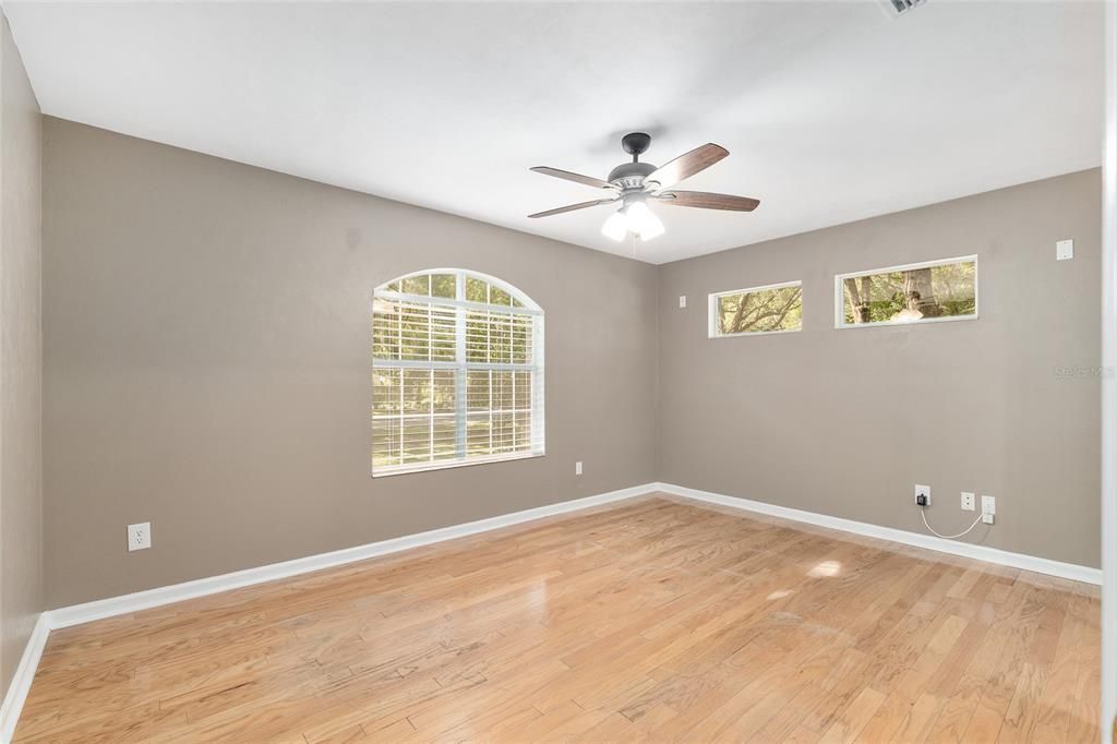 Под контрактом: $585,000 (4 спален, 3 ванн, 2497 Квадратных фут)