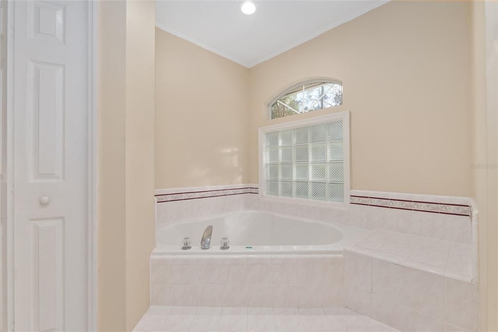 Под контрактом: $585,000 (4 спален, 3 ванн, 2497 Квадратных фут)