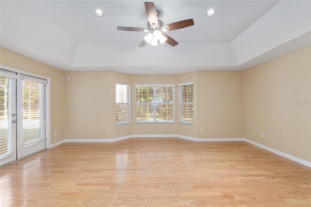 Под контрактом: $585,000 (4 спален, 3 ванн, 2497 Квадратных фут)