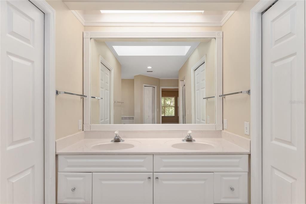 Под контрактом: $585,000 (4 спален, 3 ванн, 2497 Квадратных фут)